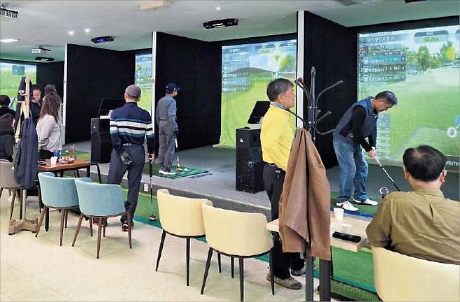 울산 북구에 위치한 스크린파크골프장이 오전 9시부터 손님들로 꽉 들어차 있다. /박기홍 기자
