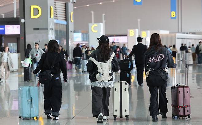 인천국제공항 2터미널에서 여행객들이 이동하고 있다./뉴스1