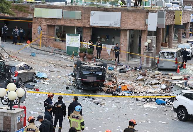 지난 13일 오전 4시쯤 청주시 흥덕구 봉명동의 한 상가에서 발생한 폭발 사고 여파로 차량이 전복돼 있다. 연합뉴스