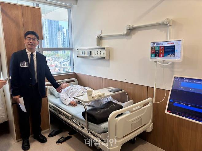 15일 동탄시티병원에서 진행된 미디어 투어에서 웨어러블 기기를 착용한 환자의 데이터가 오른쪽 모니터에 나오고 있다. ⓒ데일리안 김효경 기자