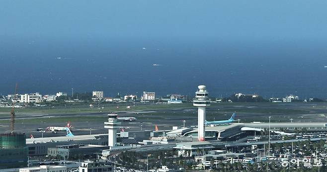 제주국제공항 활주로. 최근 제주를 오가는 항공권이 매진되는 사례가 늘면서 제주도가 특별 증편과 대형기 투입을 요청하고 있다. 동아일보DB