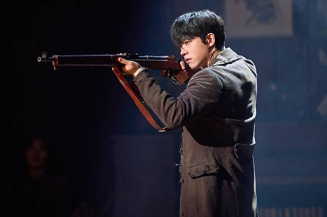 연극 ‘빵야’에서 의인화된 소총 빵야는 일제강점기부터 근현대까지 자신이 겪은 험한 세월을 이야기한다.  엠비제트컴퍼니 제공