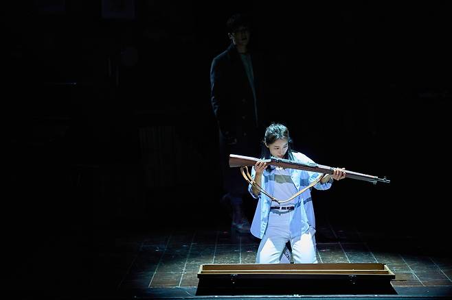 연극 ‘빵야’에서 소총 빵야를 살펴보는 드라마 작가 나나.    엠비제트컴퍼니 제공