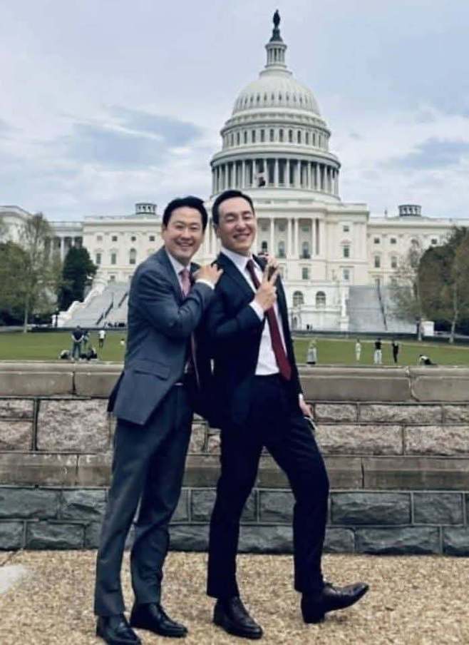 국민의힘 장동혁 대표와 김민수 최고위원이 미국 워싱턴DC 의사당을 배경으로 찍은 사진. 김종혁 국민의힘 전 최고위원 SNS 캡처