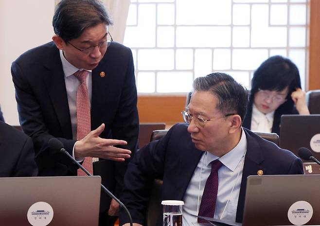 정성호 법무부 장관(오른쪽)과 이억원 금융위원장이 14일 청와대에서 열린 이재명 대통령 주재 국무회의 겸 비상경제점검회의에서 대화하고 있다. 청와대사진기자단