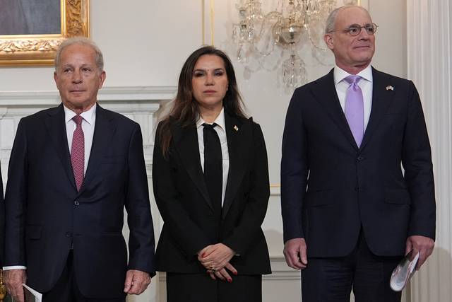 14일(현지 시각) 미국 워싱턴DC 국무부에서 열린 회담에 앞서(왼쪽부터) 미셸 이사 레바논 주재 미국 대사, 나다 하마데 주미 레바논 대사, 예히엘 라이터 주미 이스라엘 대사가 기념 촬영을 하고 있다. AP-연합뉴스