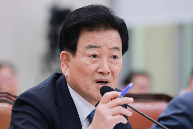 정동영 통일부 장관이 15일 국회에서 열린 외교통일위원회 전체회의에서 의원 질의에 답하고 있다. [연합뉴스]