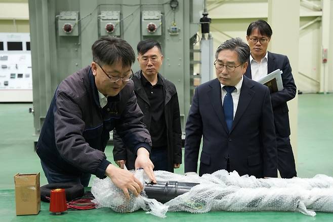 강상구 전남 나주시장 권한대행(오른쪽)이 지난 10일 혁신산단에 입주한 기업들을 방문해 애로사항을 청취하고 운영현황을 점검했다.