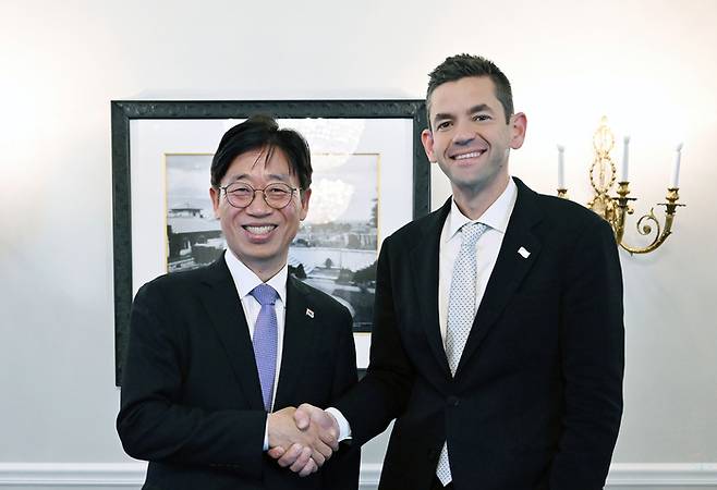 오태석 우주항공청장(왼쪽)이 자레드 아이작맨 미국 항공우주국(NASA) 청장과 회동 후 기념촬영을 했다. (우주청 제공)