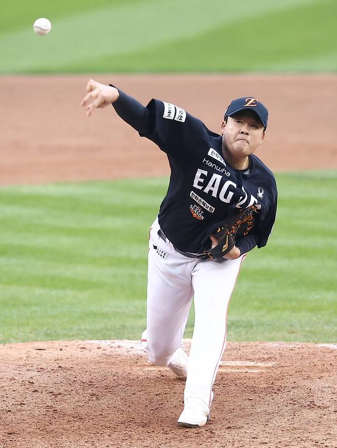 2025 신한 SOL뱅크 KBO 포스트시즌 한국시리즈 1차전 한화 이글스와 LG 트윈스의 경기, 한화 한승혁이 7회말 마운드에 올라 투구하고 있다. 뉴스1