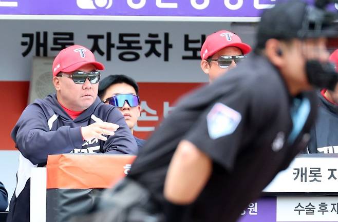 12일 대전 한화생명볼파크에서 열린 2026 신한 SOL KBO리그 기아 타이거즈와 한화 이글스의 경기에서 기아 이범호 감독이 경기를 보고 있다. 뉴스1