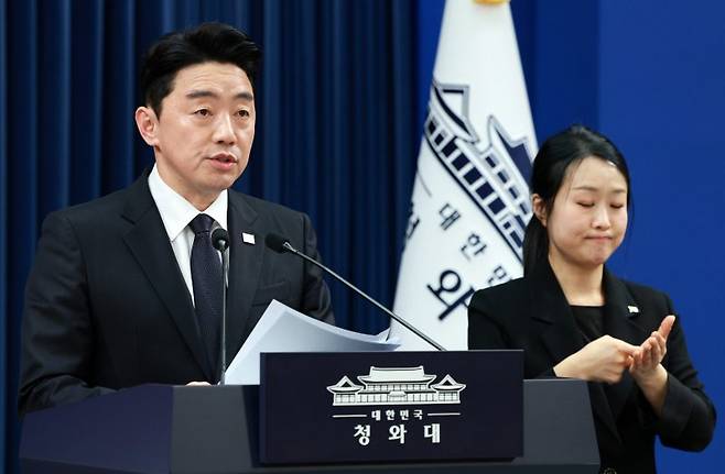 강훈식 비서실장이 15일 청와대 춘추관에서 전략경제협력 대통령특사 활동 결과 관련 브리핑을 하고 있다. 뉴시스