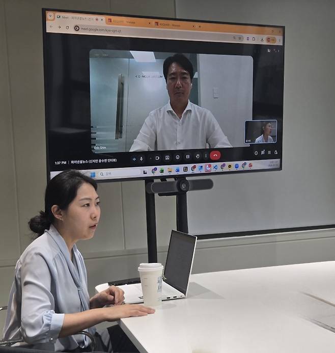 지난 15일 서울 서초구 서초동 알스퀘어 사무소에서 윤수연 알스퀘어 글로벌투자실장(CIO·상무·왼쪽부터)과 신지민 베트남 지사장(베트남 호치민 사무소 화상 연결)이 인터뷰에 답변하고 있다.