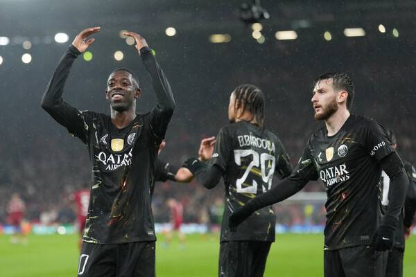 파리 생제르맹의 우스만 뎀벨레가 15일(한국시각) 열린 유럽 챔피언스리그 8강 2차전 리버풀과 경기에서 득점한 뒤 기뻐하고 있다. 리버풀/AP 연합뉴스