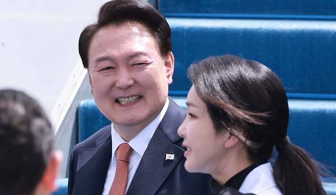 윤석열 전 대통령 부부가 2024년 6월13일(현지시각) 카자흐스탄 아스타나 공항을 떠날 때의 모습. 연합뉴스