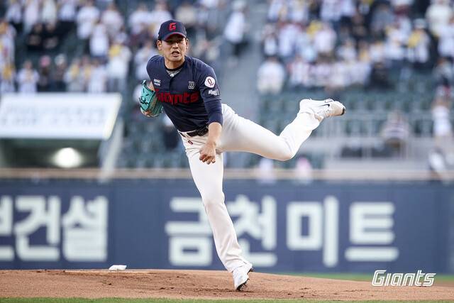 롯데 자이언츠 김진욱이 15일 서울 잠실구장에서 열린 엘지(LG) 트윈스와 경기에서 선발 투수로 출전해 호투하고 있다. 롯데 자이언츠 제공