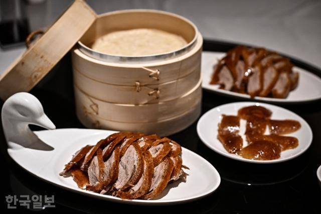 8일 서울 강남구 왕스덕에서 왕쉬안위안 셰프가 카빙 해 접시에 담아낸 북경오리. 정다빈 기자