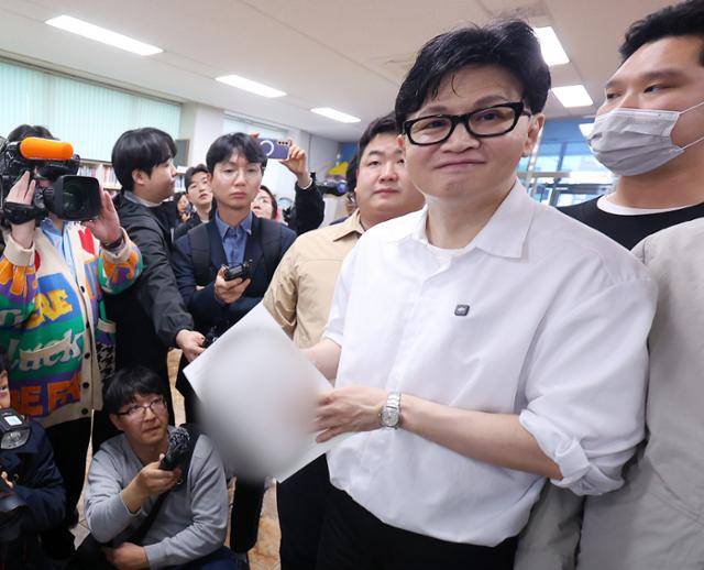 한동훈(오른쪽 두 번째) 전 국민의힘 대표가 14일 부산 북구 만덕2동 행정복지센터에서 전입 신고를 하고 있다. 한 전 대표는 전날 "얼마 전 부산 북구 만덕에 집을 구했다"며 부산 북구갑 국회의원 보궐선거 출마를 공식화했다. 부산=연합뉴스