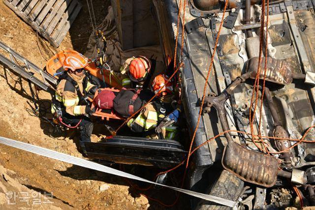 15일 경기 하남시 교산 공공주택지구에서 열린 2026년 중대재난대응 유관기관 합동훈련에서 경기119특수대응단 특수구조팀원들이 붕괴사고(싱크홀) 매몰자를 구조하고 있다. 하남=강예진 기자