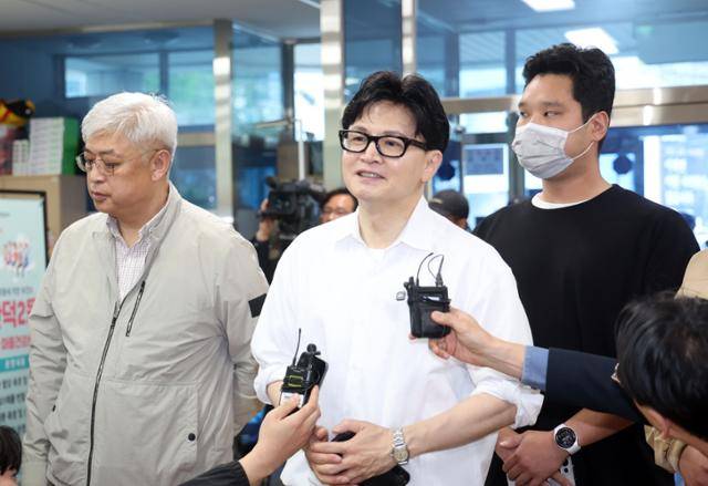 한동훈 전 국민의힘 대표가 14일 부산 북구 만덕2동 행정복지센터에서 전입신고를 하기에 앞서 소감을 밝히고 있다. 부산=뉴시스