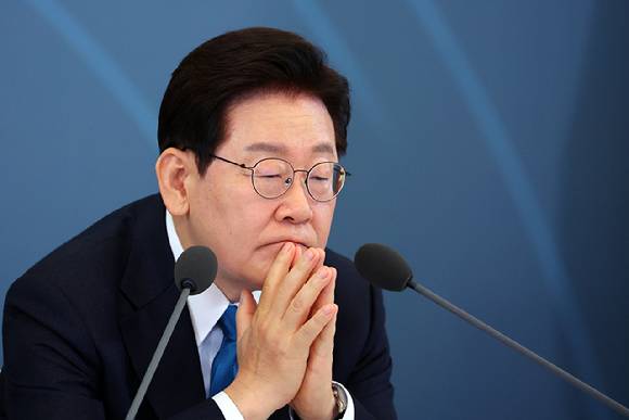 이재명 대통령이 15일 청와대에서 열린 규제합리화위원회 제1차 전체회의에서 발표 자료화면을 보고 있다. 2026.4.15 [사진=연합뉴스]