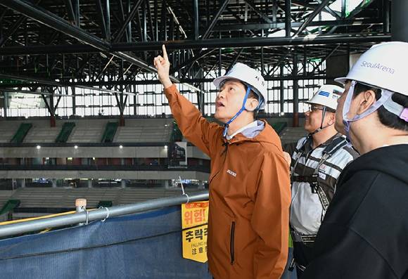 오세훈 서울시장이 15일 오후 서울 도봉구 창동 서울아레나 공사 현장을 방문해 진행 상황을 점검하고 있다. [사진=서울시]