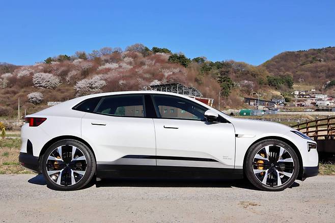 폴스타 4 측면부 / 출처=IT동아