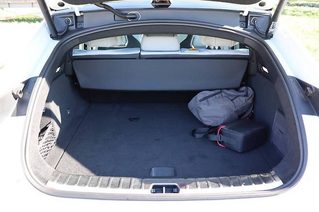 폴스타 4 트렁크 공간 / 출처=IT동아