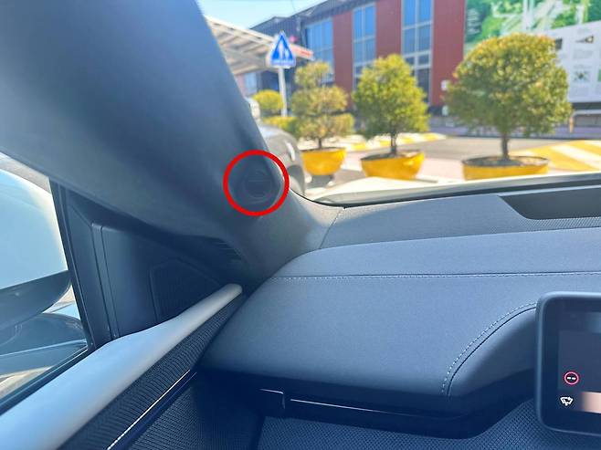 실내 카메라가 운전자를 모니터링하는 모습 / 출처=IT동아