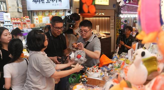 제주시 원도심을 찾은 중국인 관광객. (제주관광공사 제공)