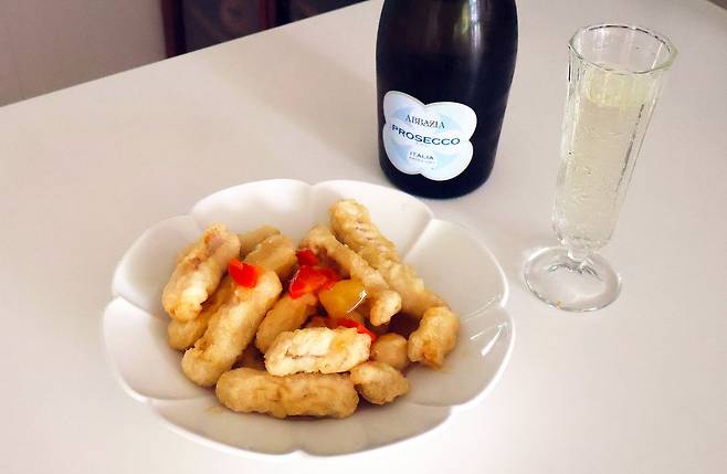 위키드 와이프가 제안하는 '탕수육스파클링' 차림. 이탈리아의 대표 스파클링 와인 프로세코가 탕수육의 기름기를 적절하게 잡아준다고 한다. 사진 이영지