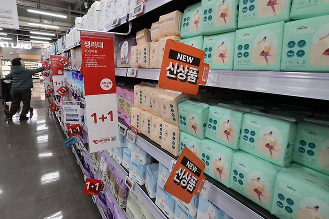 여성은 초경을 시작한 이후부터 폐경까지 매달 한 번씩 생리(월경)을 한다. 여성 필수품인 생리대가 진열돼 있다. 사진 연합뉴스