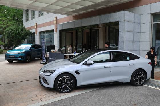 지난해 서울 중구 주한 중국대사관에서 열린 중국 전기차 업체 비야디(BYD) 오픈데이 행사에서 방문객들이 BYD의 '아토3'와 '씰'을 살펴보고 있다. 연합뉴스