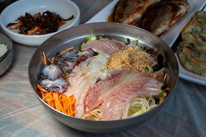 사동 ‘신비섬횟집’ 물회. 차진 도화볼락과 오독한 홍해삼이 만나 씹는 재미를 더한다. 백종현 기자