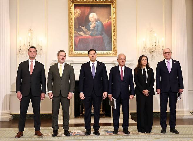 14일(현지시간) 미국 워싱턴 DC 국무부 청사에서 열린 레바논ㆍ이스라엘ㆍ미국 3자 회담에 앞서 마이크 니덤 미 국무부 고문, 마이크 왈츠 주유엔 미국대사, 마코 루비오 국무부 장관, 미셸 이사 주레바논 미국대사, 나다 하마데 모아와드 주미 레바논대사, 예키엘 라이터 주미 이스라엘대사가 기념촬영을 하고 있다. 로이터=연합뉴스