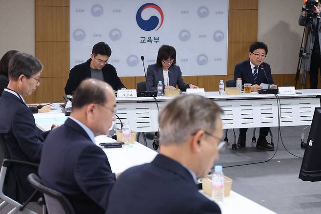 최교진 교육부 장관이 지난 2월 정부세종청사에서 열린 '성장엔진 연계 지역인재 양성을 위한 거점국립대 총장 회의'를 주재하고 있다. 연합뉴스