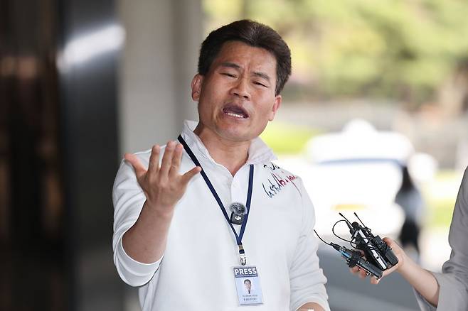 이재명 대통령과 이준석 개혁신당 대표에 대한 명예훼손 혐의를 받는 한국사 강사 출신 유튜버 전한길씨가 지난 13일 서울 서초구 서울중앙지방검찰청에서 열린 구속영장 청구 전 피의자 조사에 출석하며 취재진에 입장을 밝히고 있다. 연합뉴스