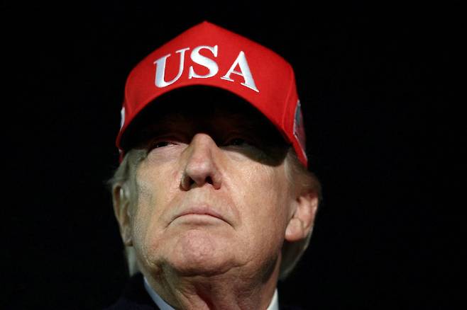 도널드 트럼프 미국 대통령이 이란과의 1차 협상이 결렬됐던 지난 12일(현지시간) 플로리다에서 열린 종합격투기 대화를 참관한 뒤 'USA'가 새겨진 모자를 쓰고 백악관으로 복귀하고 있다. 로이터=연합뉴스