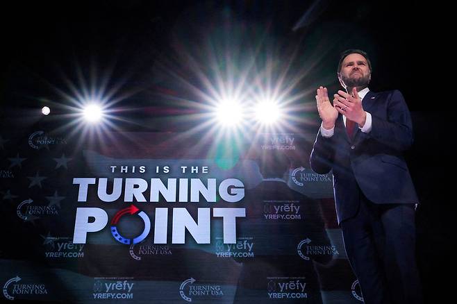 JD밴스 미국 부통령이 14일(현지시간) 조지아에서 열린 미국의 우파단체 '터닝 포인트 USA' 행사에 참석해 발언하고 있다. 로이터=연합뉴스