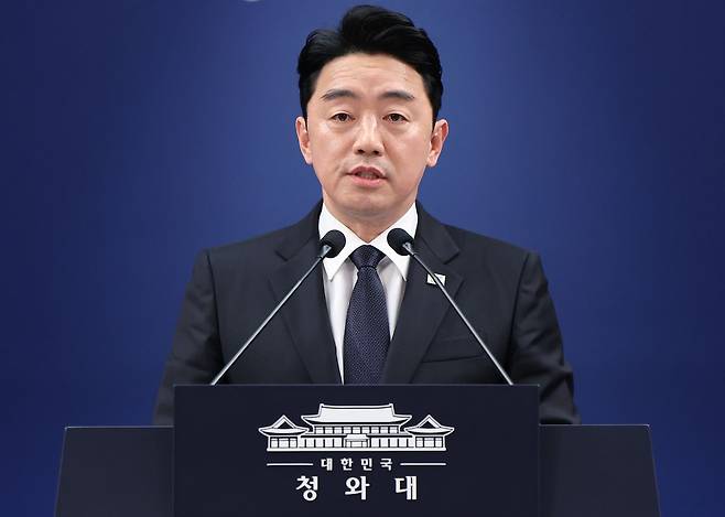 강훈식 대통령 비서실장이 15일 청와대 춘추관 브리핑룸에서 전략경제협력 대통령특사 활동 결과에 대한 브리핑을 하고 있다. 전민규 기자