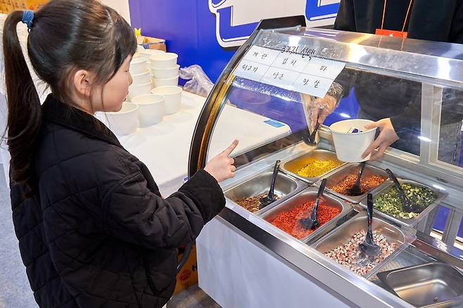 김서은 학생기자가 ‘나만의 진라면 만들기’ 체험에서 순한맛 또는 매운맛을 고른 뒤, 원하는 토핑을 선택했다.