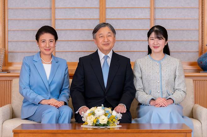 나루히토 일왕(가운데)과 마사코 일왕비(왼쪽), 아이코 공주(오른쪽) AP=연합뉴스