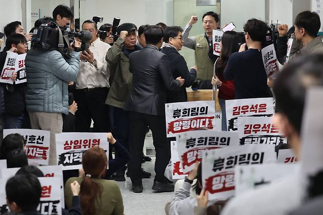 3월12일 서울 양천구 방송회관에서 열린 방송미디어통신심의위원회 1차 전체회의에 참석한 김우석 방미심위 위원이 전국언론노동조합 방미심위지부의 항의를 받고 있다. /뉴시스
