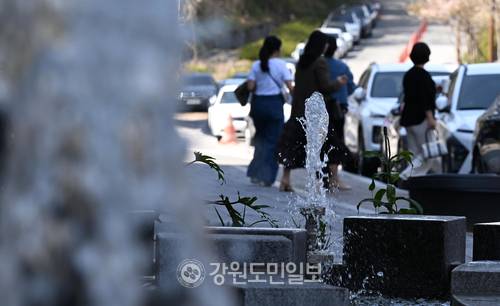 ▲ 강원지역 낮기온이 25도 이상 오르며 초여름과 비슷한 날씨를 보인 지난 13일 춘천 의암공원 주변 분수에서 시민들이 휴식을 하고 있다. 김정호 기자