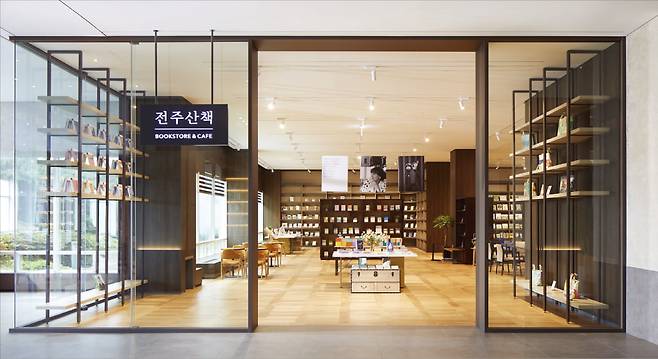 라한호텔 전주 내 라이프스타일 북스토어&카페 ‘전주산책’ 전경.  라한호텔 제공