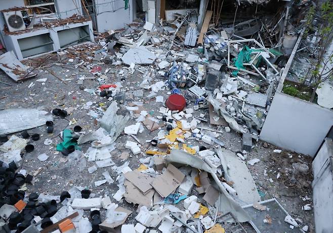 13일 오전 4시께 청주시 흥덕구 봉명동의 한 상가에서 LP 가스가 폭발하는 사고가 발생해 인근 주민 15명이 다치고 주변 건물이 파손되는 피해를 입었다. 사진은 폭발 지점으로 추정되는 음식점 뒤편 공터./사진=연합뉴스