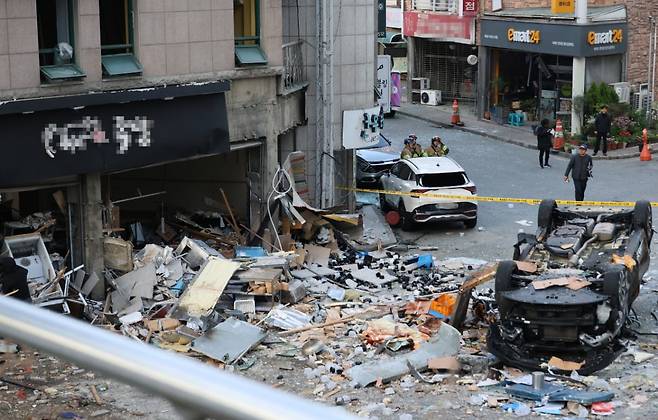 13일 오전 4시께 청주시 흥덕구 봉명동의 한 상가에서 LP 가스가 폭발하는 사고가 발생해 인근 주민 15명이 다쳤다. 사진은 해당 음식점 앞에 잔해물이 널브러져 있는 모습./사진=연합뉴스