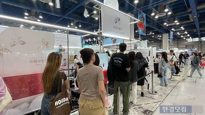 '2026 서울커피엑스포'에서 딸기청을 파는 부스가 인기를 끌고 있다. /사진=박상경 기자