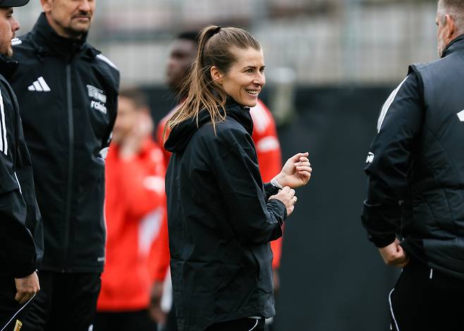 14일(현지시간) 유니온 베를린의 마리 루이제 에타 감독이 훈련 세션 중 이야기를 나누고 있다. 게티이미지
