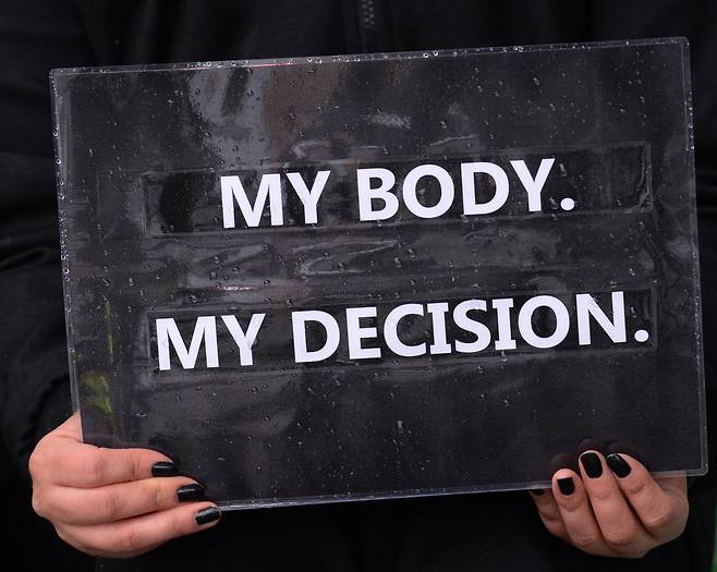 헌법재판소가 형법상 ‘낙태죄’에 대해 헌법불합치 결정을 내리기 전인 2016년 10월 23일 오후 서울 광화문 동화면세점앞에서  ‘다음 카페 워마드 및 여성커뮤니티 연합’ 소속 여성들이 임신중단 전면 합법화를 촉구하는 집회을 갖고 있다. 서성일 기자